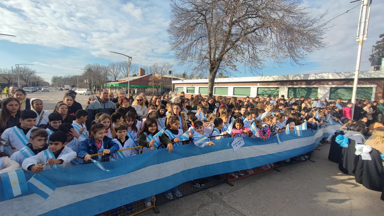 DÍA DE LA BANDERA: ALUMNOS DE ROLDÁN JURARON LEALTAD A LA ENSEÑA PATRIA ...